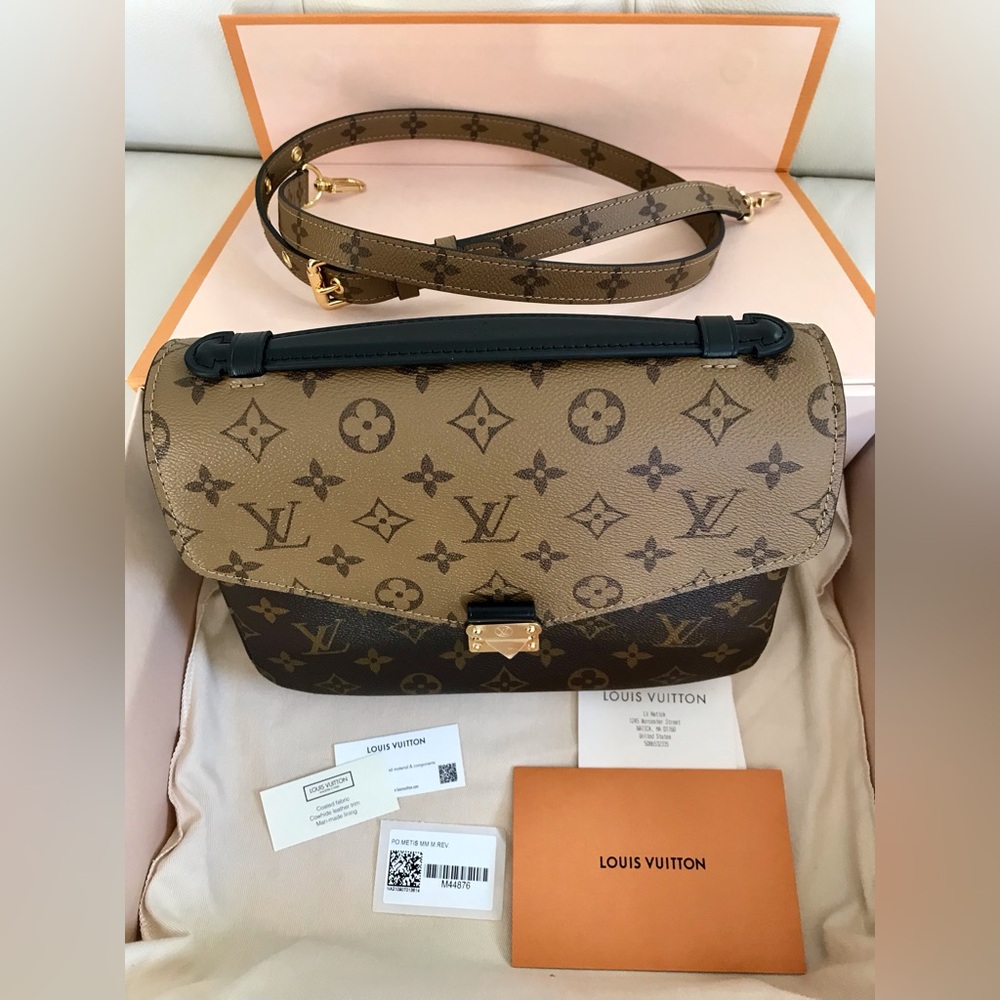 Louis Vuitton M44876 Reverse
Pochette Métis $2,760.00 Monogram Canvas NWT box - Picture 2 of 15